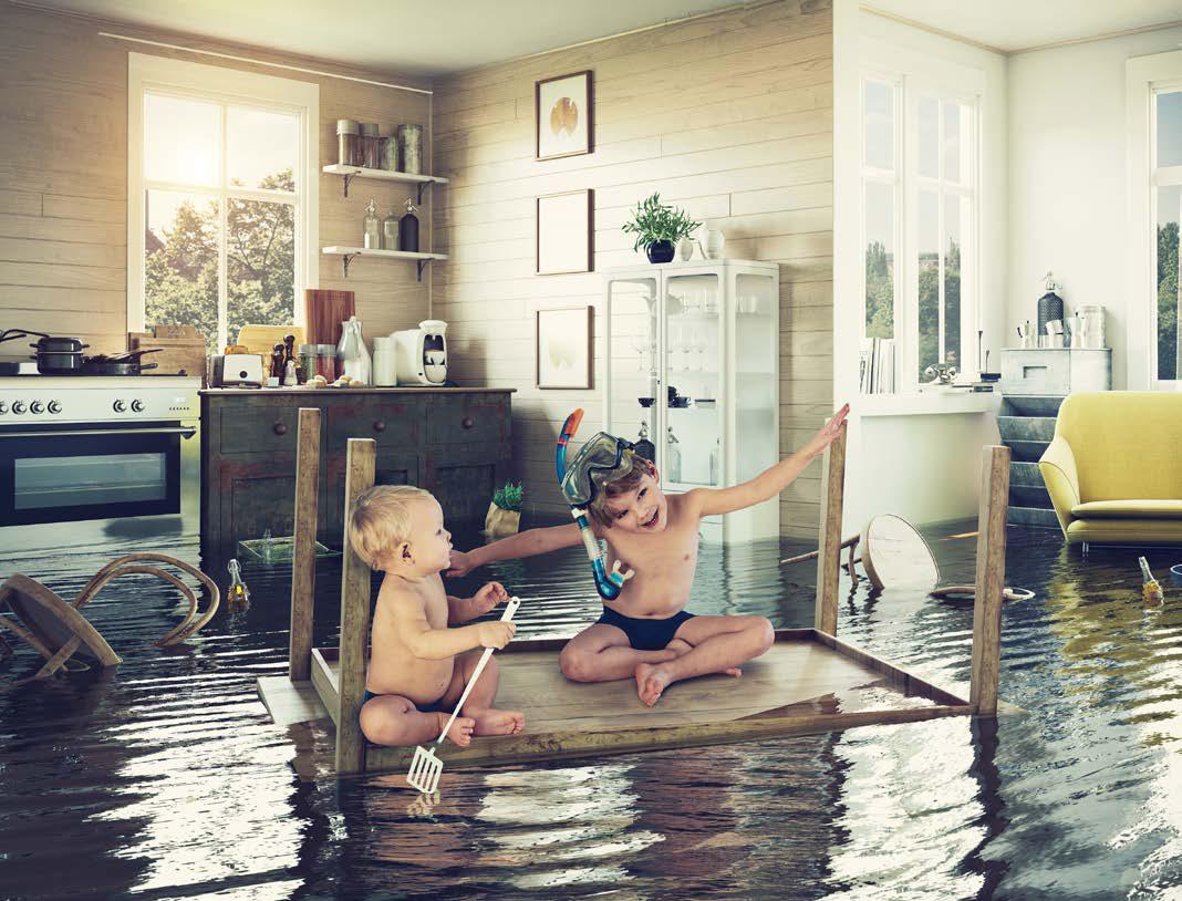 Aperçu d'enfants sur une table dans une maison inondée