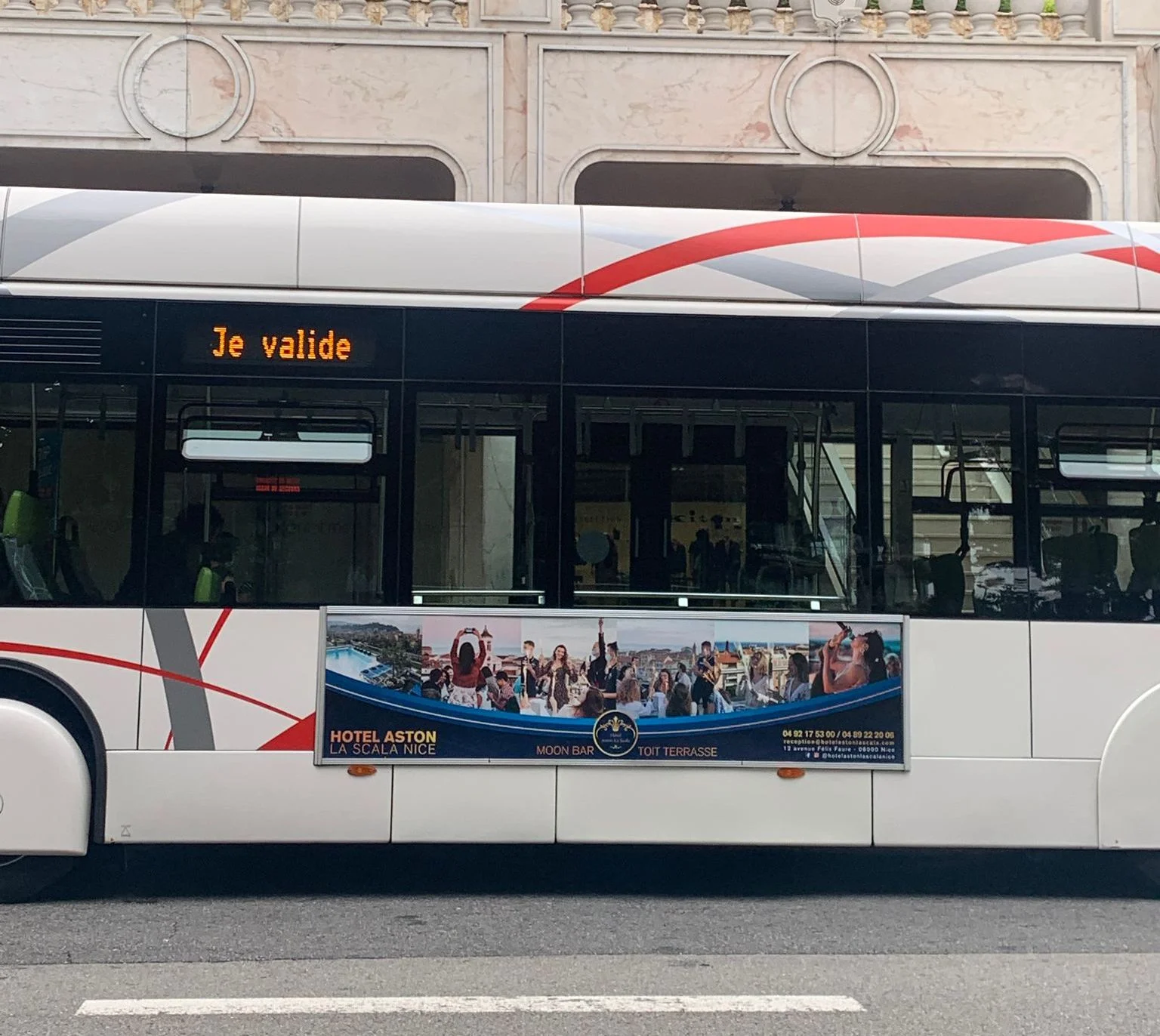 Affichage de campagne pour l'hôtel Aston La Scala en principauté de Moncao en utilisatant les réseaux de bus